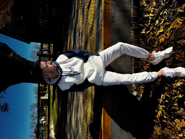 Modelo usando buzo de egresados - Pose 2